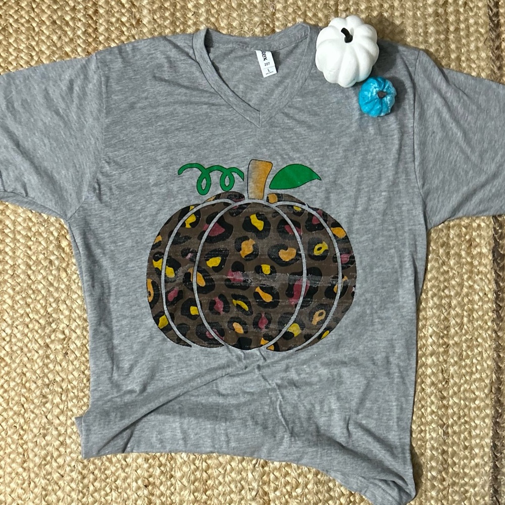 Gray V-Neck T-Shirt with Leopard Pumpkin Design